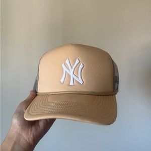 47’ New York Yankees trucker hat in beige